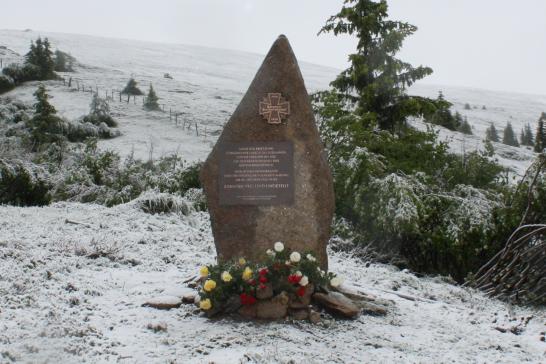 Gedenkstein des KAB St. Andrä auf der Saualpe bei der Posseggerhütte - Schnee
